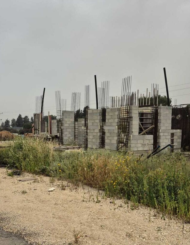 השכונה שבנייתה לא הושלמה בכפר עזה (צילום: ים סוסנה)