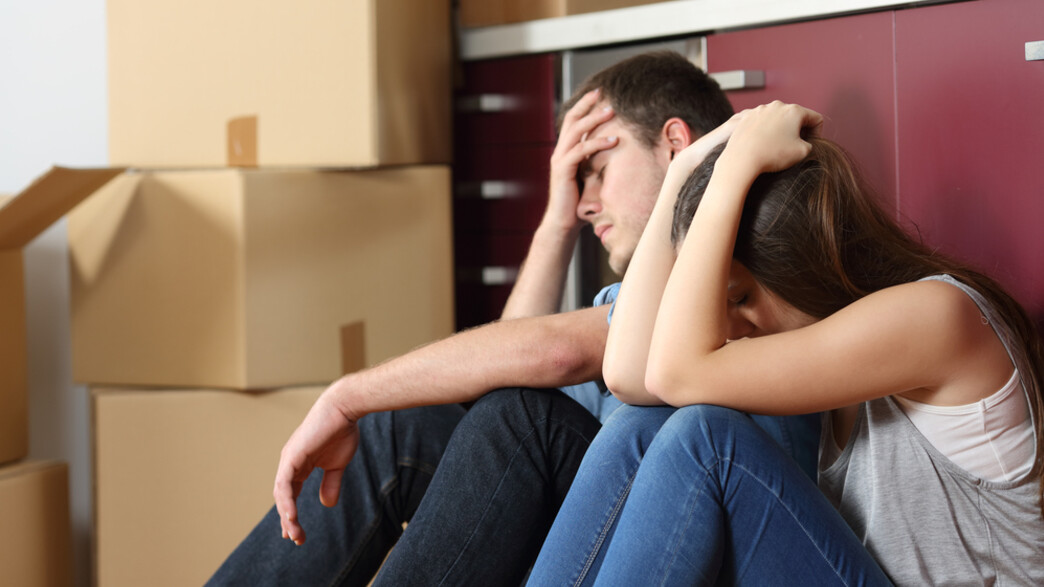 זוג מיואש מפונה מדירה