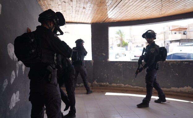 המשטרה ביישוב ערערה שבנגב (צילום: דוברות המשטרה)