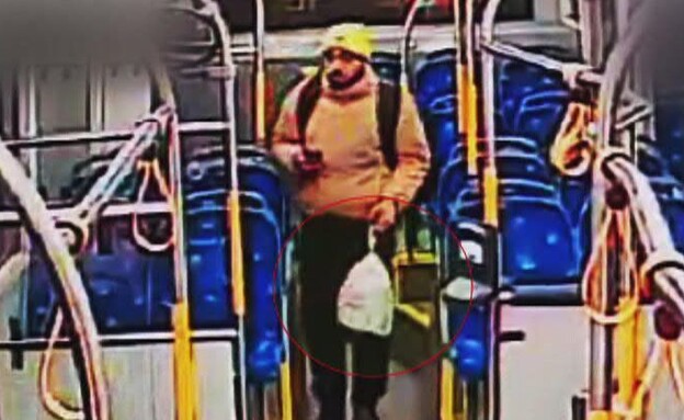המחבל מניח את המטען באוטובוס (צילום: שימוש לפי סעיף 27א, חוק זכויות יוצרים)