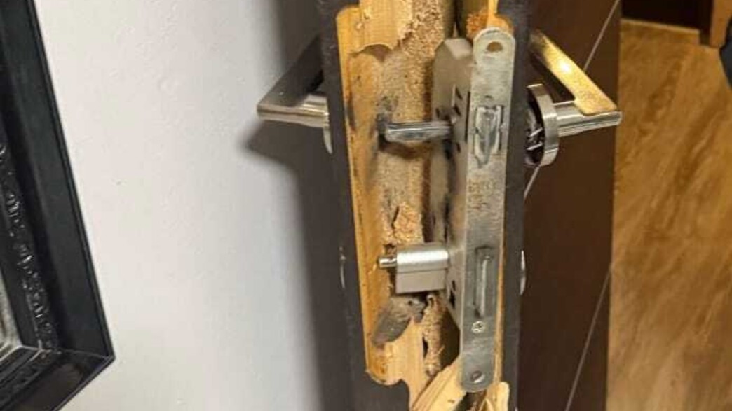 הדלת שנפרצה במלון בנתניה הדלת שנפרצה במלון בנתניה