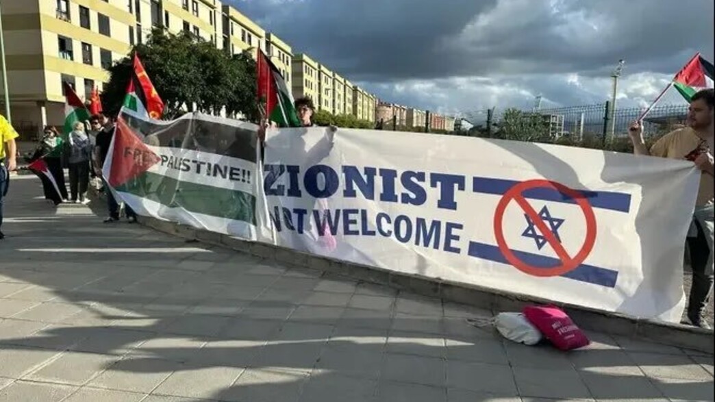 מפגינים פרו פלסטיניים מחוץ למשחקה של הפועל 