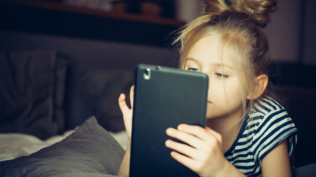 ילדה עם אייפד אילוסטרציה ילדה עם אייפד אילוסטרציה