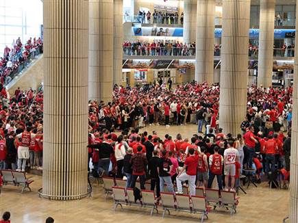 שדה התעופה נצבע אדום (אלן שיבר)