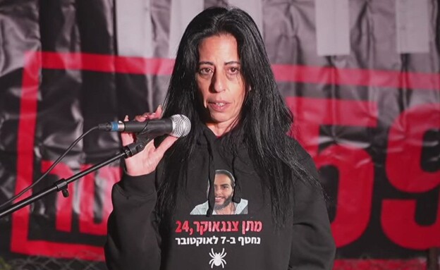 עינב צנגאוקר במחאה מול ביתו של רון דרמר (צילום: מטה משפחות החטופים)