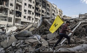 תושבי לבנון על רקע ההריסות (צילום: Murat Sengul/Anadolu, getty images)