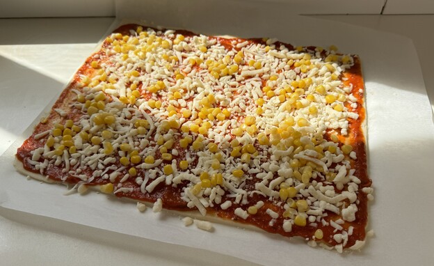 פיצה כשרה לפסח - לפני האפייה פיצה כשרה לפסח - לפני האפייה