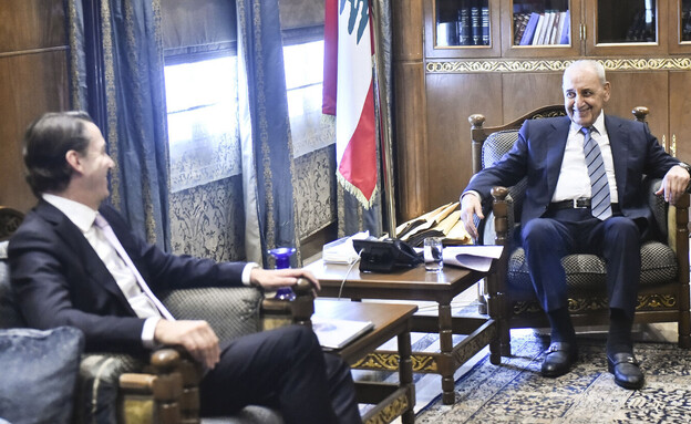 עמוס הוכשטיין ונציג חיזבאללה בדיון על הפסקת אש בין ישראל ללבנון