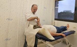 אצל הפיזיותרפיסט (צילום: מכבי)