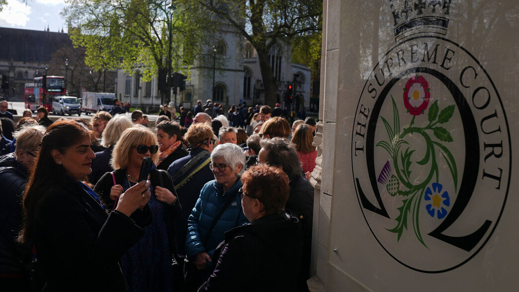 המונים ממתינים לפסיקת בית המשפט העליון בבריטניה