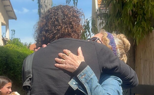 אביעד יחד עם משפחתה של בילי בדרך למפגש (צילום: N12)