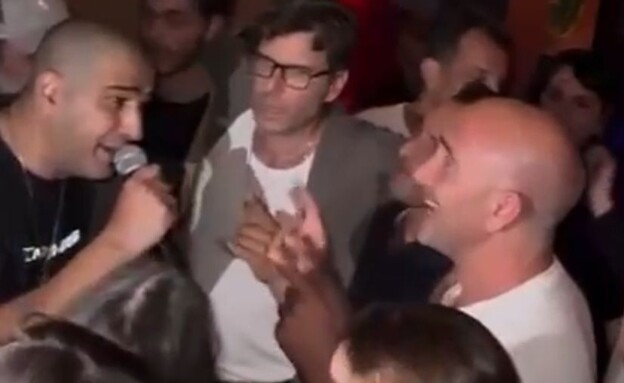 אסי כהן חוגג במסיבה