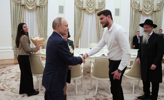 פוטין נפגש עם חטופים משוחררים בעלי אזרחות רוסית