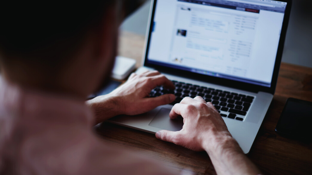 סטודנט עם לפטופ סטודנט עם לפטופ