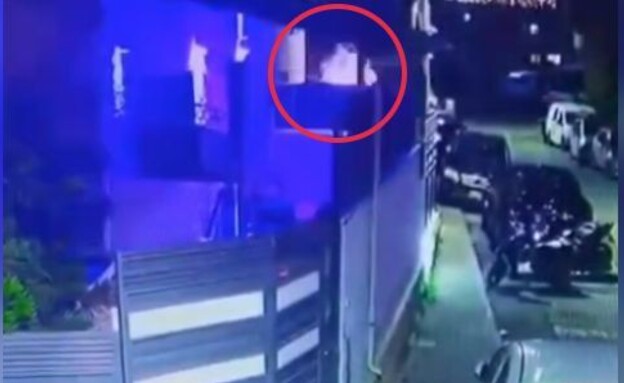 השלכת הרימון על ידי השוטר (צילום: רשתות חברתיות לפי סעיף 27 א')