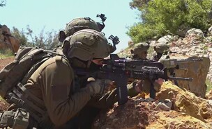 חיילי גדוד 101 בקו המוצבים בהר דוב (צילום: חדשות 12)