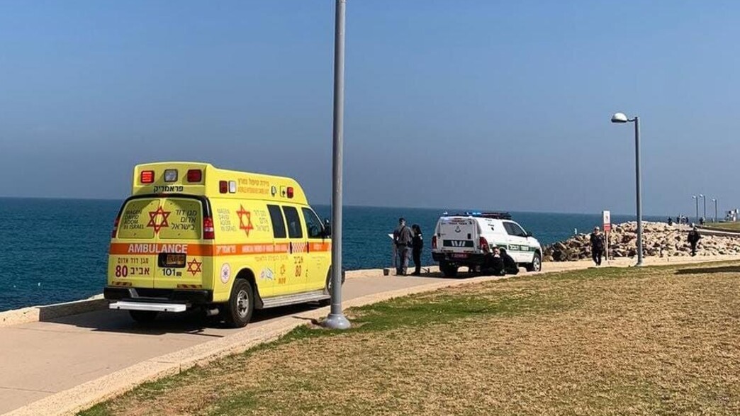 גבר אותר בשובר הגלים דרומית לנמל יפו בתל אביב גבר אותר בשובר הגלים דרומית לנמל יפו בתל אביב