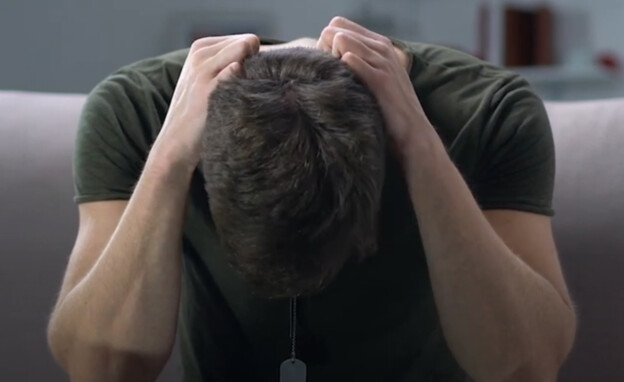 אדם סובל מפוסט טראומה אדם סובל מפוסט טראומה