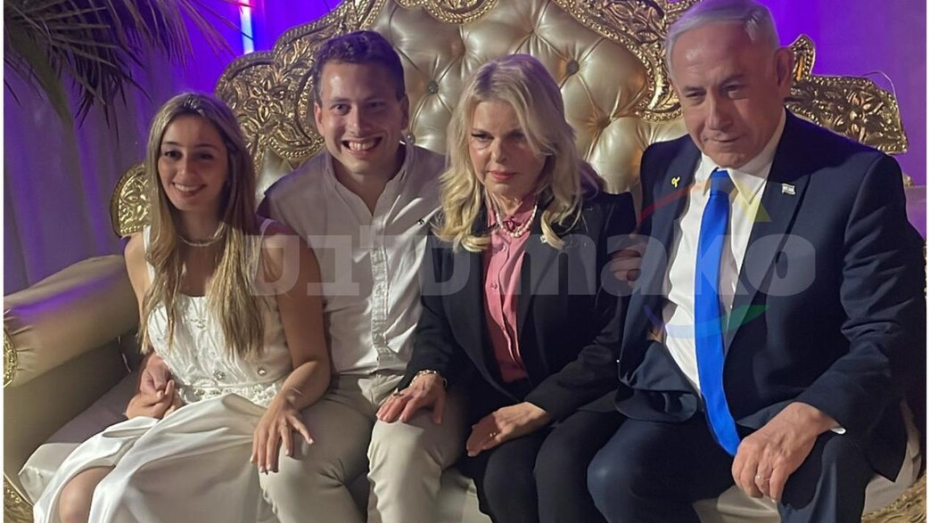 רה"מ ורעייתו לצד אבנר ועמית ירדני בטקס החינה רה"מ ורעייתו לצד אבנר ועמית ירדני בטקס החינה
