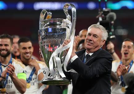 אנצ`לוטי עם הגביע. לא פשוט לשמור עליו (GETTY) (צילום: ספורט 5)