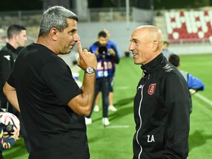 המצב בטבלה אפשר לשני המאמנים להגיע מחויכים (ברני ארדוב)