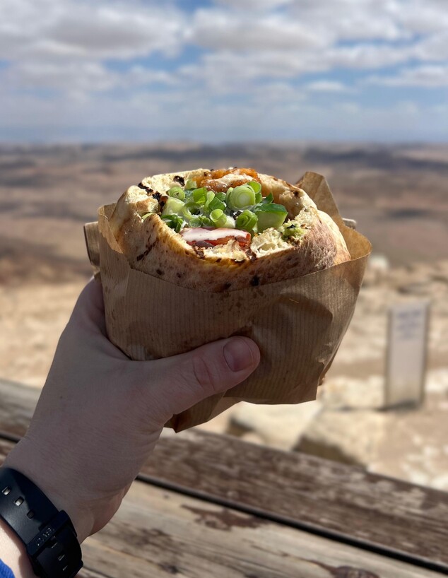 רמונא הקטנה. פיתה בשניצל על התפצית רמונא הקטנה. פיתה בשניצל על התפצית