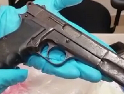 אקדח שנתפס באחד הסיכולים