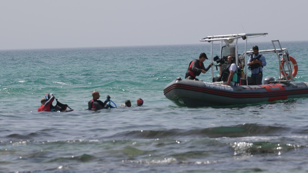 כוחות חילוץ סורקים אחר הצוללן שנפגע מכריש בחדרה