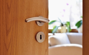 דלת בית חצי פתוחה (צילום: shutterstock / Tunatura)
