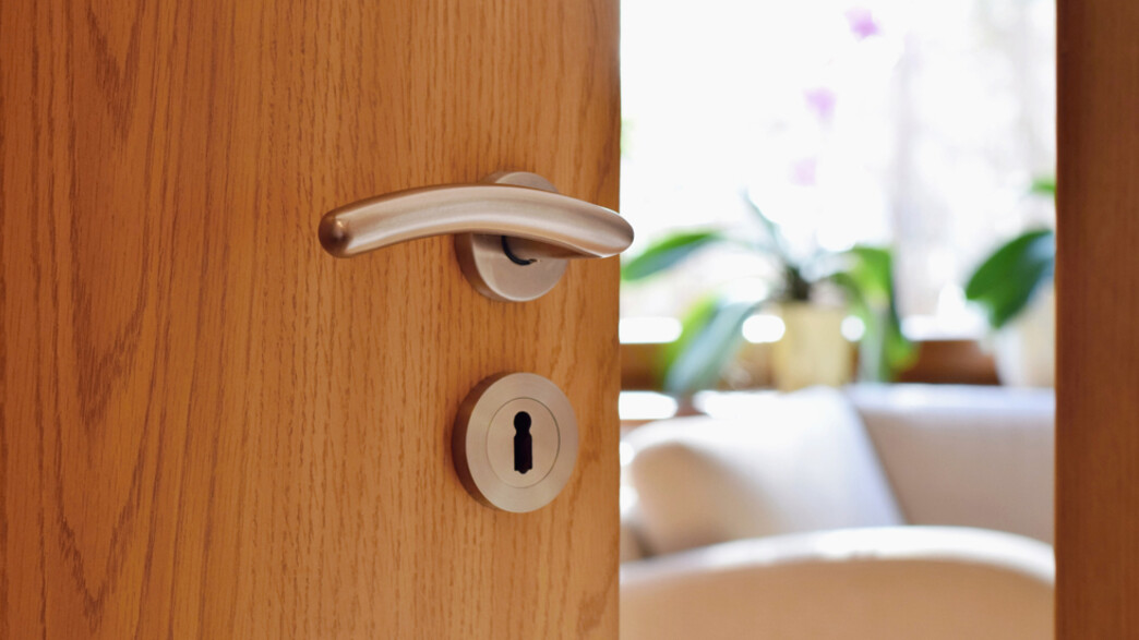 דלת בית חצי פתוחה דלת בית חצי פתוחה