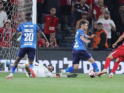 אור ישראלוב בעט לשער הלא נכון (אלן שיבר)