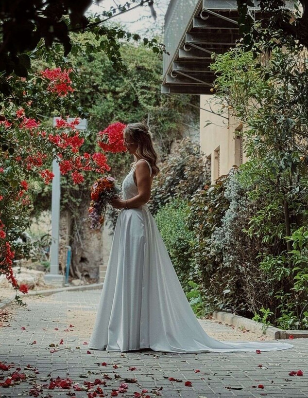 טל סולומון בשמלת החתונה (צילום: דניאל ריגס)