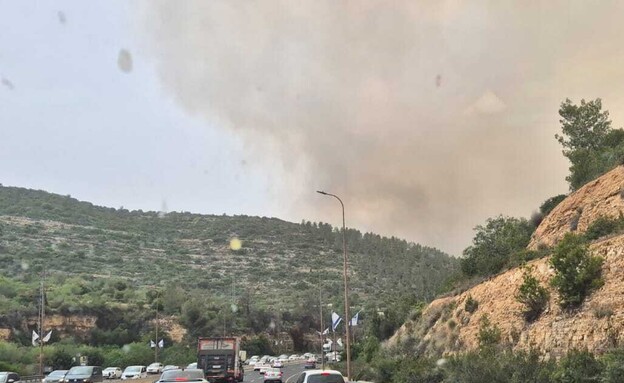 עשן כבד בכביש 1 בעקבות השריפות