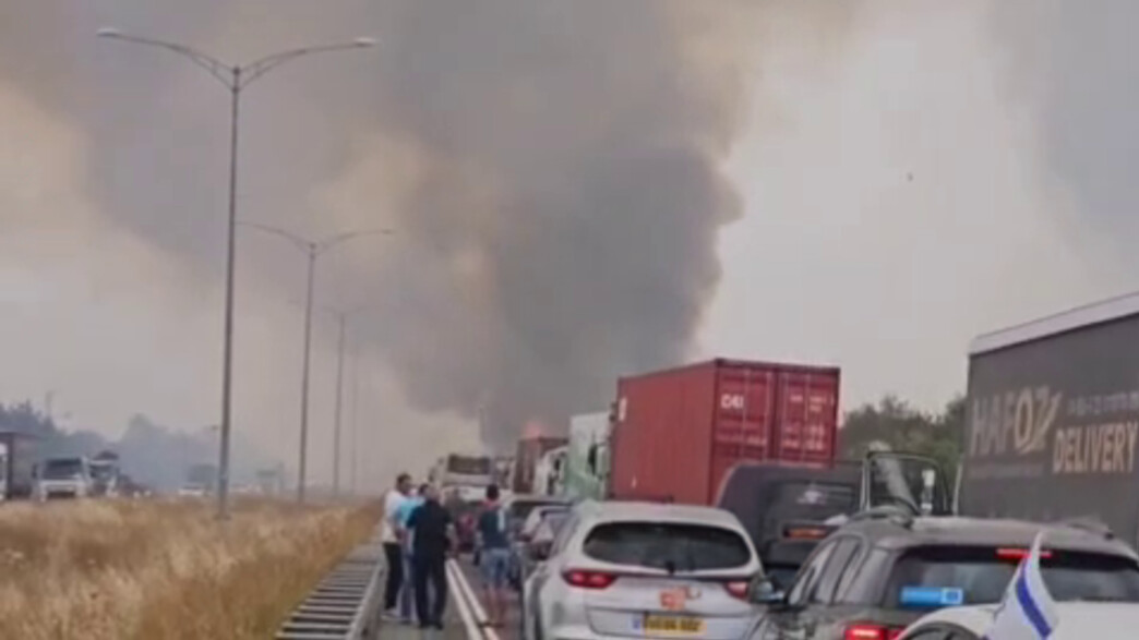 פקקי ענק בעקבות השריפה בכביש 6 פקקי ענק בעקבות השריפה בכביש 6