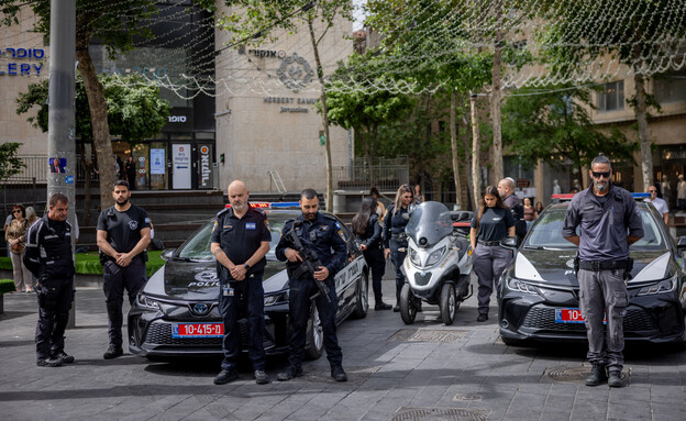 אנשים עומדים במהלך צפירת יום הזיכרון לשואה ולגבורה (צילום: חיים גולדברג, פלאש 90)