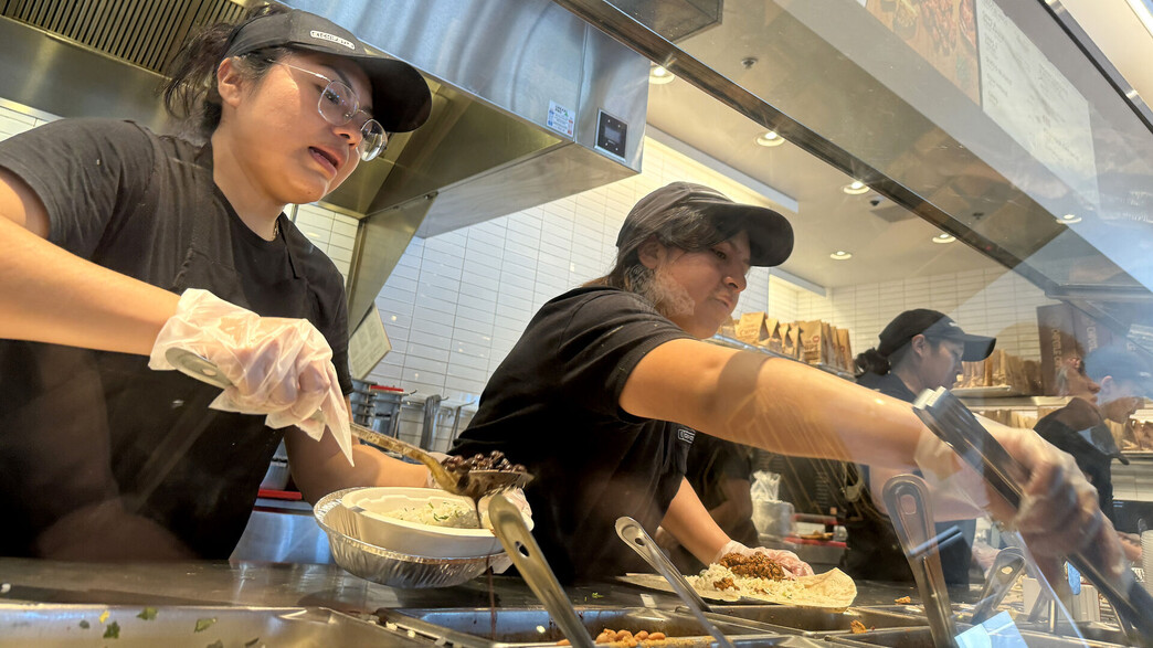 עובדים ברשת צ'יפוטלה בקליפורניה