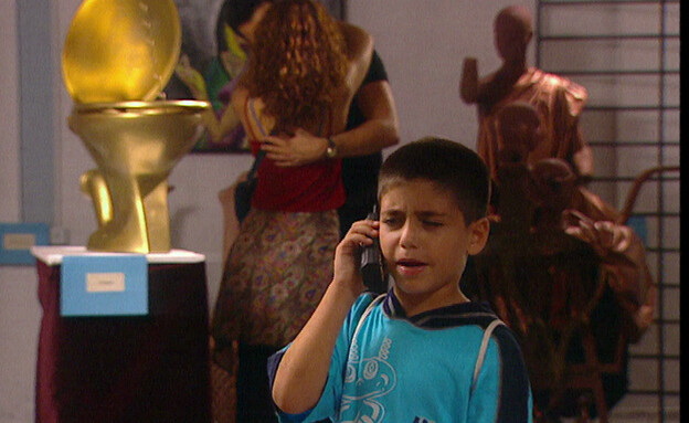 בר מרגל אחרי אתי ומאנו המאוהבים במוזיאון