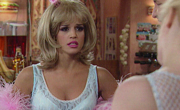 פעמיים עוגן: אתי מאמצת זהות חדשה