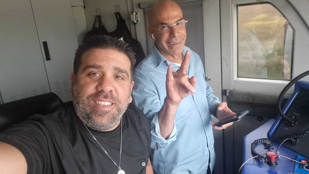 המנכ"ל שיקו ז'נה מימין עם נהג הקטר