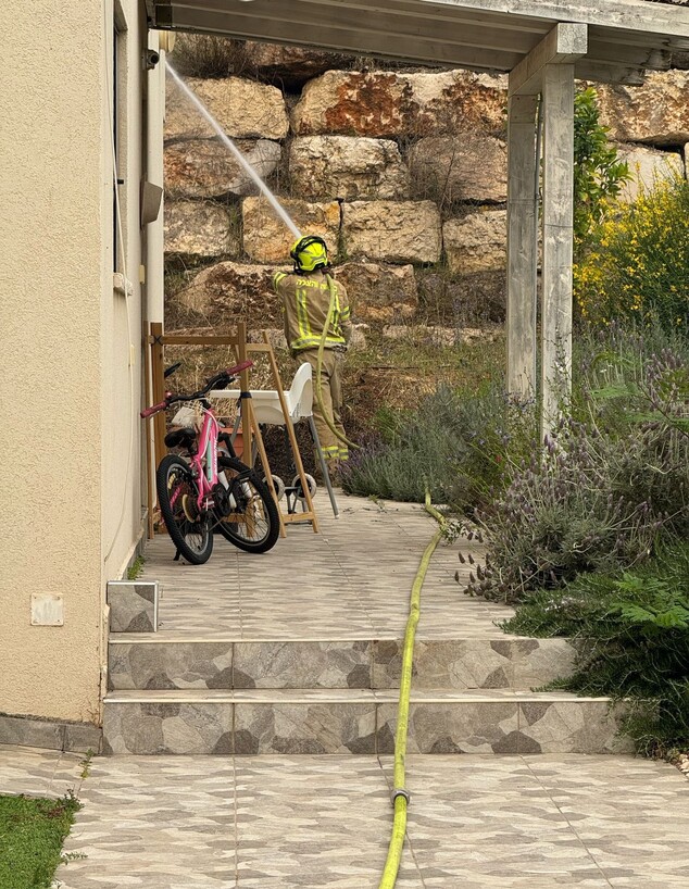 מאמצי הכיבוי במסילת ציון (צילום: שגב ביטון, דוברות כבאות והצלה ירושלים)