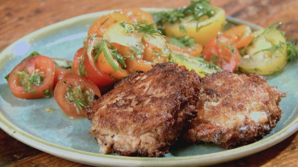 קציצות טונה וסלט עגבניות עם עשבי תיבול קציצות טונה וסלט עגבניות עם עשבי תיבול