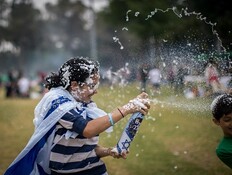 ספריי שלג (צילום: yonatan sindel, flash90)