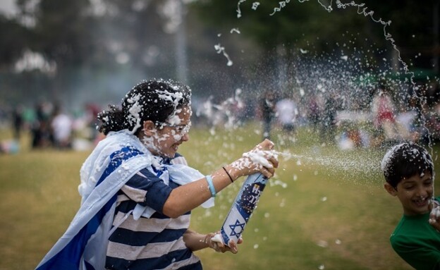 ספריי שלג (צילום: yonatan sindel, flash90)