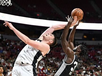 מנסה חוסם את קלינגן בליגת הקיץ (Getty) מנסה חוסם את קלינגן בליגת הקיץ (Getty)