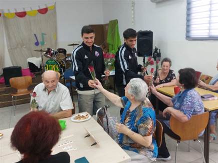סרדל וארבל בביקור בבית צ`רנה (הפועל חיפה) (צילום: ספורט 5)