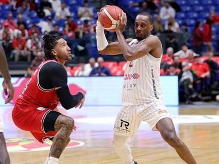 הפועל חיפה הפתיעה במחצית הראשונה (צילום: אלן שיבר)