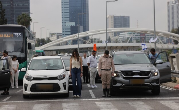 אנשים עומדים במהלך צפירת יום הזיכרון לשואה ולגבורה (צילום: מרים אלסטר, פלאש 90)