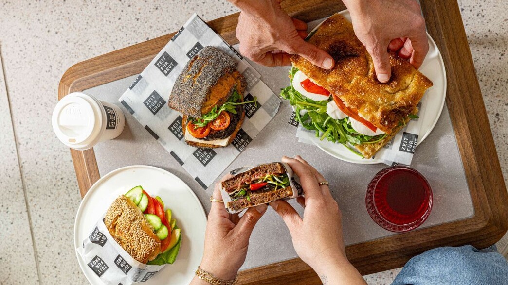 צייט פור ברוט - בית קפה