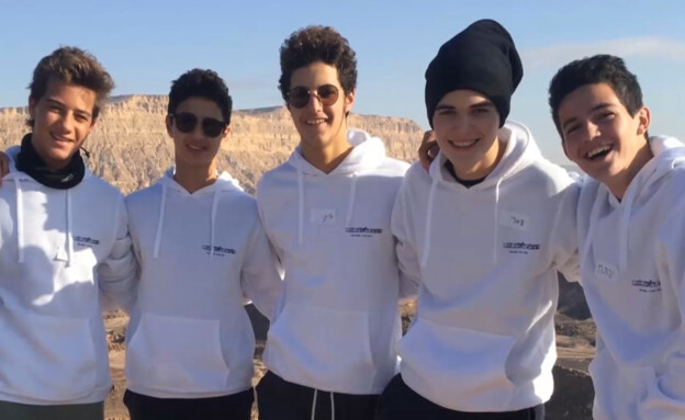 יפתח יעבץ וקבוצת החברים (צילום: אולפן שישי )