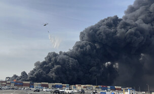 הפיצוץ בנמל בנדר עבאס באיראן (צילום: AP)